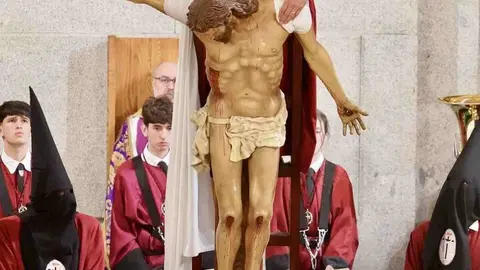 Celebración del acto del Desenclavo de Cristo tras la suspensión de la procesión organizada por la Cofradía del Santo Cristo del Desenclavo. Foto: Campillo.