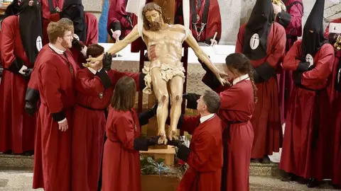 Celebración del acto del Desenclavo de Cristo tras la suspensión de la procesión organizada por la Cofradía del Santo Cristo del Desenclavo. Foto: Campillo.