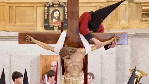 Celebración del acto del Desenclavo de Cristo tras la suspensión de la procesión organizada por la Cofradía del Santo Cristo del Desenclavo. Foto: Campillo.