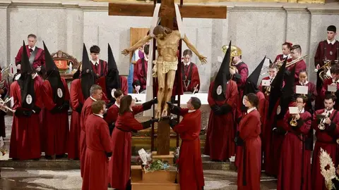 Celebración del acto del Desenclavo de Cristo tras la suspensión de la procesión organizada por la Cofradía del Santo Cristo del Desenclavo. Foto: Campillo.