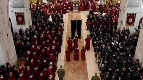 Celebración del acto del Desenclavo de Cristo tras la suspensión de la procesión organizada por la Cofradía del Santo Cristo del Desenclavo. Foto: Campillo.