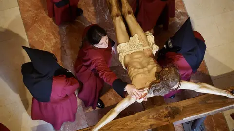 Celebración del acto del Desenclavo de Cristo tras la suspensión de la procesión organizada por la Cofradía del Santo Cristo del Desenclavo. Foto: Campillo.