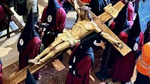 Celebración del acto del Desenclavo de Cristo tras la suspensión de la procesión organizada por la Cofradía del Santo Cristo del Desenclavo. Foto: Campillo.