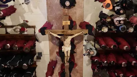 Celebración del acto del Desenclavo de Cristo tras la suspensión de la procesión organizada por la Cofradía del Santo Cristo del Desenclavo. Foto: Campillo.