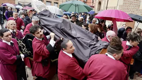 Celebración del acto del Desenclavo de Cristo tras la suspensión de la procesión organizada por la Cofradía del Santo Cristo del Desenclavo. Foto Campillo.