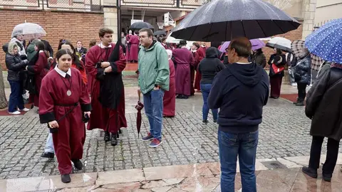 Celebración del acto del Desenclavo de Cristo tras la suspensión de la procesión organizada por la Cofradía del Santo Cristo del Desenclavo. Foto Campillo.