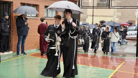 Celebración del acto del Desenclavo de Cristo tras la suspensión de la procesión organizada por la Cofradía del Santo Cristo del Desenclavo. Foto Campillo.