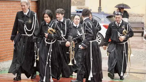 Celebración del acto del Desenclavo de Cristo tras la suspensión de la procesión organizada por la Cofradía del Santo Cristo del Desenclavo. Foto Campillo.