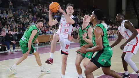 Cultural y Ponferradina se han medido en un derbi con mucha carga deportiva en el Palacio de los Deportes de León. Fotos: Isaac Llamazares