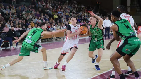 Cultural y Ponferradina se han medido en un derbi con mucha carga deportiva en el Palacio de los Deportes de León. Fotos: Isaac Llamazares
