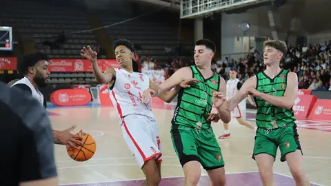 Cultural y Ponferradina se han medido en un derbi con mucha carga deportiva en el Palacio de los Deportes de León. Fotos: Isaac Llamazares