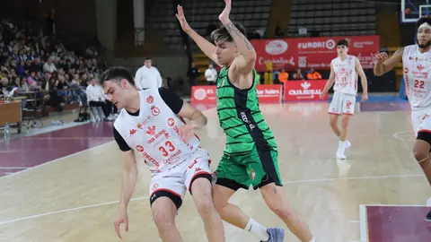 Cultural y Ponferradina se han medido en un derbi con mucha carga deportiva en el Palacio de los Deportes de León. Fotos: Isaac Llamazares