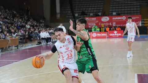 Cultural y Ponferradina se han medido en un derbi con mucha carga deportiva en el Palacio de los Deportes de León. Fotos: Isaac Llamazares