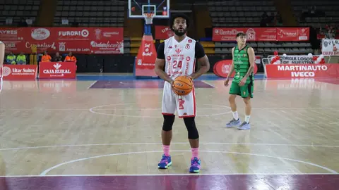 Cultural y Ponferradina se han medido en un derbi con mucha carga deportiva en el Palacio de los Deportes de León. Fotos: Isaac Llamazares