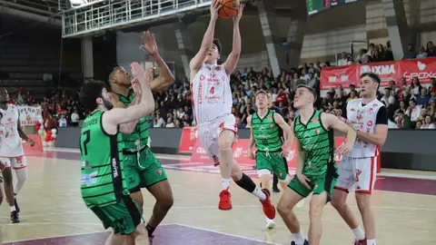 Cultural y Ponferradina se han medido en un derbi con mucha carga deportiva en el Palacio de los Deportes de León. Fotos: Isaac Llamazares