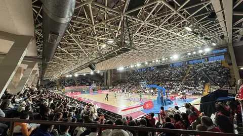 Cultural y Ponferradina se han medido en un derbi con mucha carga deportiva en el Palacio de los Deportes de León. Fotos: Isaac Llamazares
