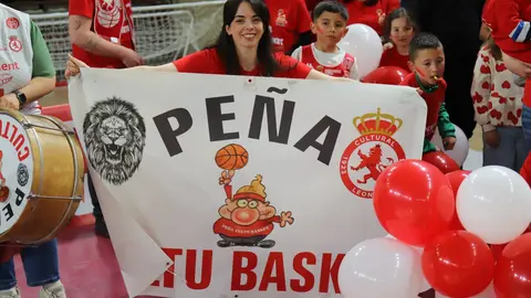 Cultural y Ponferradina se han medido en un derbi con mucha carga deportiva en el Palacio de los Deportes de León. Fotos: Isaac Llamazares