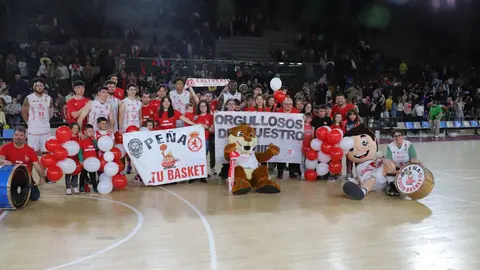 Cultural y Ponferradina se han medido en un derbi con mucha carga deportiva en el Palacio de los Deportes de León. Fotos: Isaac Llamazares