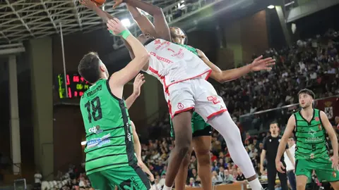Cultural y Ponferradina se han medido en un derbi con mucha carga deportiva en el Palacio de los Deportes de León. Fotos: Isaac Llamazares