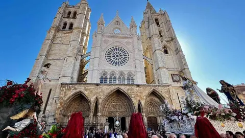 Acto central de la Procesión del Encuentro organizada por la Real Hermandad de Jesús Divino Obrero. Foto: Campillo.