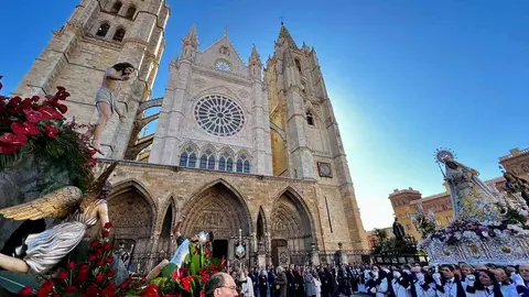 Acto central de la Procesión del Encuentro organizada por la Real Hermandad de Jesús Divino Obrero. Foto: Campillo.