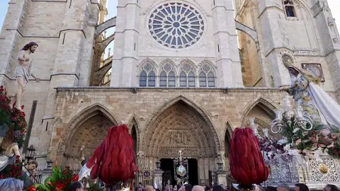 Acto central de la Procesión del Encuentro organizada por la Real Hermandad de Jesús Divino Obrero. Foto: Campillo.