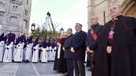Acto central de la Procesión del Encuentro organizada por la Real Hermandad de Jesús Divino Obrero. Foto: Campillo.