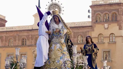 Acto central de la Procesión del Encuentro organizada por la Real Hermandad de Jesús Divino Obrero. Foto: Campillo.