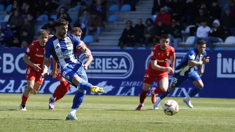 Ponferradina y Osasuna B viven un duelo de altura en El Toralín. Un partido con mucho ambiente en la grada y sensación de gran cita.