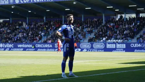 Ponferradina y Osasuna B viven un duelo de altura en El Toralín. Un partido con mucho ambiente en la grada y sensación de gran cita.
