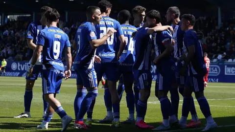 Ponferradina y Osasuna B viven un duelo de altura en El Toralín. Un partido con mucho ambiente en la grada y sensación de gran cita.