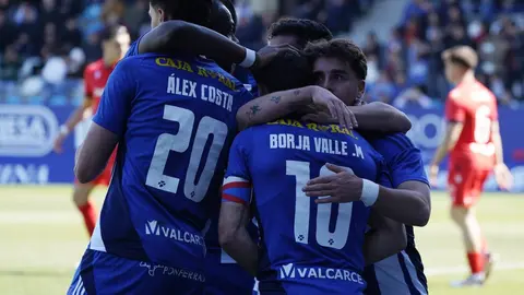 Ponferradina y Osasuna B viven un duelo de altura en El Toralín. Un partido con mucho ambiente en la grada y sensación de gran cita.