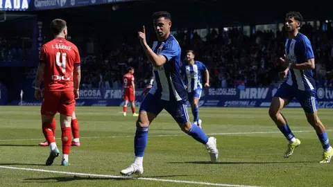Ponferradina y Osasuna B viven un duelo de altura en El Toralín. Un partido con mucho ambiente en la grada y sensación de gran cita.