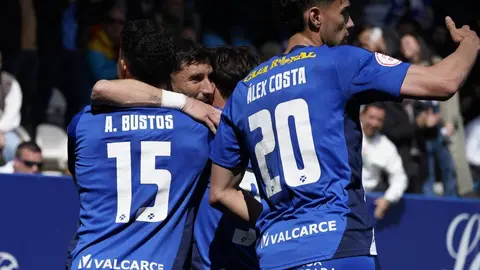 Ponferradina y Osasuna B viven un duelo de altura en El Toralín. Un partido con mucho ambiente en la grada y sensación de gran cita.