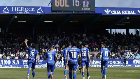 Ponferradina y Osasuna B viven un duelo de altura en El Toralín. Un partido con mucho ambiente en la grada y sensación de gran cita.