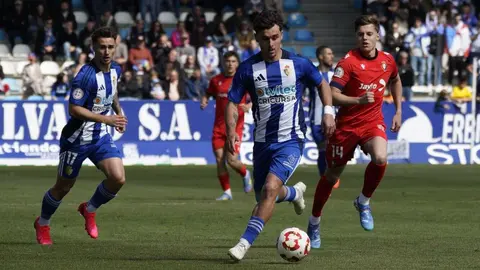 Ponferradina y Osasuna B viven un duelo de altura en El Toralín. Un partido con mucho ambiente en la grada y sensación de gran cita.