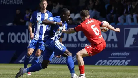 Ponferradina y Osasuna B viven un duelo de altura en El Toralín. Un partido con mucho ambiente en la grada y sensación de gran cita.