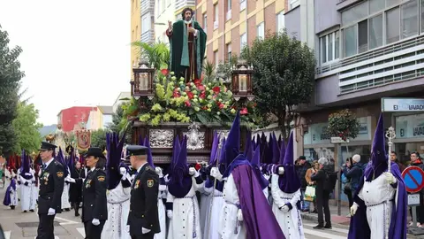 Acto central de la Procesión del Encuentro organizada por la Real Hermandad de Jesús Divino Obrero. Foto: Isaac Llamazares.