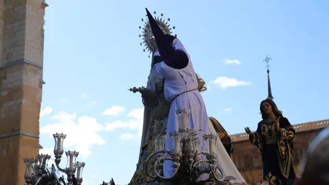 Acto central de la Procesión del Encuentro organizada por la Real Hermandad de Jesús Divino Obrero. Foto: Isaac Llamazares.