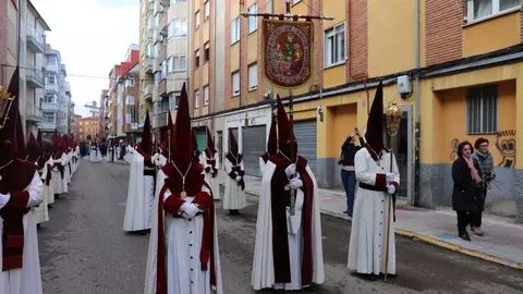 Acto central de la Procesión del Encuentro organizada por la Real Hermandad de Jesús Divino Obrero. Foto: Isaac Llamazares.