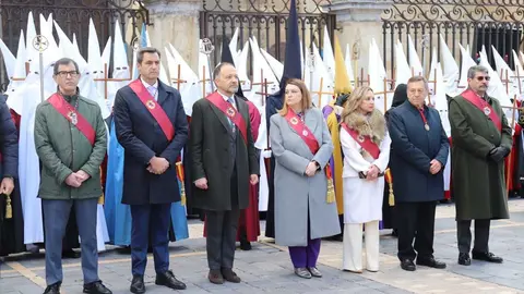 Acto central de la Procesión del Encuentro organizada por la Real Hermandad de Jesús Divino Obrero. Foto: Isaac Llamazares.