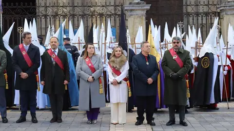 Acto central de la Procesión del Encuentro organizada por la Real Hermandad de Jesús Divino Obrero. Foto: Isaac Llamazares.