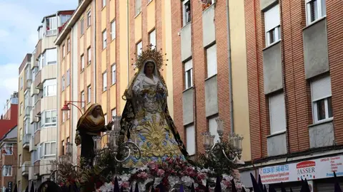 Acto central de la Procesión del Encuentro organizada por la Real Hermandad de Jesús Divino Obrero. Foto: Isaac Llamazares.