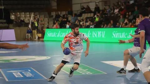 El conjunto leonés dominó de principio a fin y se impuso 31-25 en el Palacio, consolidando su posición en la parte alta de la tabla. Fotos: Isaac Llamazares