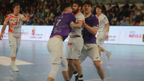 El conjunto leonés dominó de principio a fin y se impuso 31-25 en el Palacio, consolidando su posición en la parte alta de la tabla. Fotos: Isaac Llamazares
