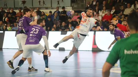 El conjunto leonés dominó de principio a fin y se impuso 31-25 en el Palacio, consolidando su posición en la parte alta de la tabla. Fotos: Isaac Llamazares