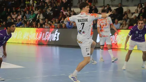 El conjunto leonés dominó de principio a fin y se impuso 31-25 en el Palacio, consolidando su posición en la parte alta de la tabla. Fotos: Isaac Llamazares