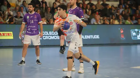 El conjunto leonés dominó de principio a fin y se impuso 31-25 en el Palacio, consolidando su posición en la parte alta de la tabla. Fotos: Isaac Llamazares