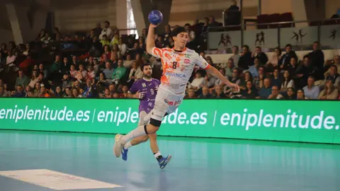 El conjunto leonés dominó de principio a fin y se impuso 31-25 en el Palacio, consolidando su posición en la parte alta de la tabla. Fotos: Isaac Llamazares