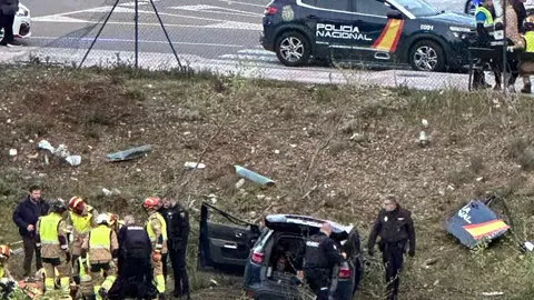Dos policías nacionales han resultado heridos este domingo tras volcar con su coche patrulla en la rotonda de Renfe.